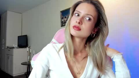 Snapshot of julie_flores chatting on 10.02.25 Julie online show from 10.02.25