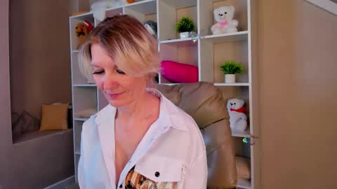 Julie Lucasss online show from 03.07.26