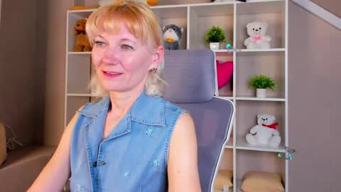 Julie Lucasss online show from 04.07.26