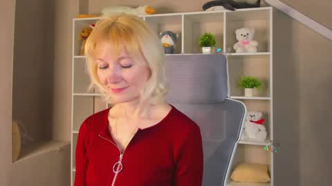 Julie Lucasss online show from 04.08.26