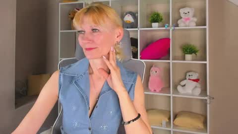 Julie Lucasss online show from 04.14.26