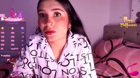 Snapshot of julieta4 chatting on 10.11.25 Julieta4 online show from 10.11.25