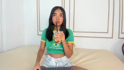 Snapshot of julieta_aguilar chatting on 12.28.24 Juli online show from 12.28.24