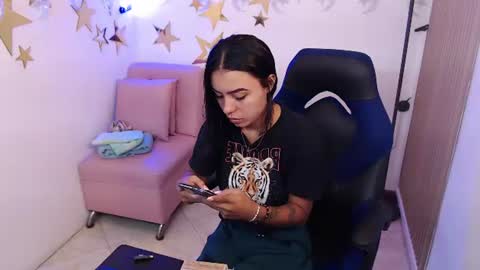 Snapshot of julieta_fn chatting on 06.18.26 julieta_fn online show from 06.18.26