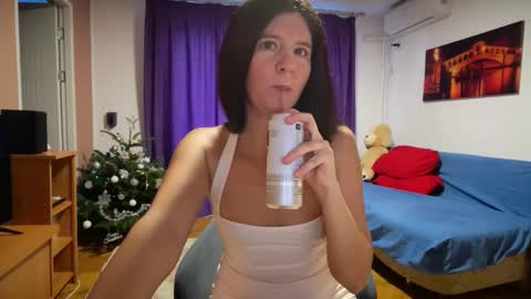 Snapshot of julietterosie chatting on 12.16.25 Rose online show from 12.16.25