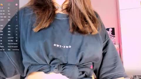 Snapshot of july_slowdive chatting on 02.10.25 Julie online show from 02.10.25