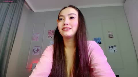 Snapshot of junamiin chatting on 12.18.25 Kira online show from 12.18.25