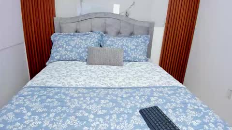 Snapshot of kalibloom_ chatting on 12.02.25 Kali Bloom online show from 12.02.25