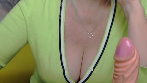 Snapshot of kamaliasim chatting on 01.26.25 KamaliaSim online show from 01.26.25