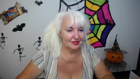 Snapshot of kamaliasim chatting on 10.18.25 KamaliaSim online show from 10.18.25