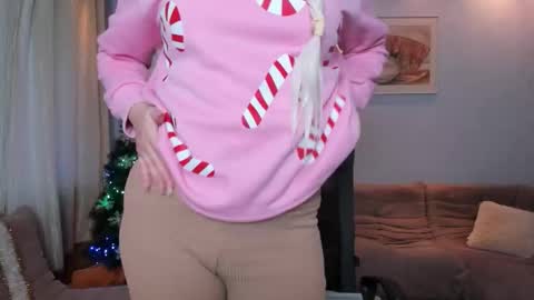 Snapshot of kamilagame chatting on 12.17.25 Camila online show from 12.17.25