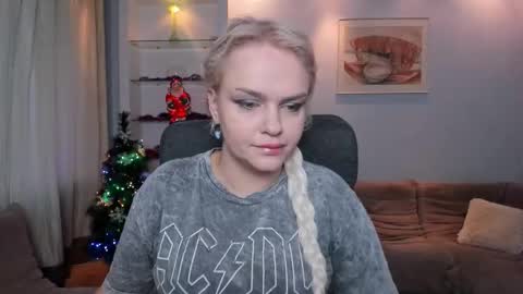 Snapshot of kamilagame chatting on 12.23.25 Camila online show from 12.23.25