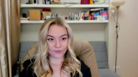 Snapshot of kara_smith_ chatting on 10.23.25 Kara. Off from 15th till 24th of December online show from 10.23.25