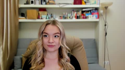 Snapshot of kara_smith_ chatting on 11.06.25 Kara. Off from 15th till 24th of December online show from 11.06.25