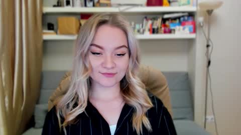 Snapshot of kara_smith_ chatting on 11.08.25 Kara. Off from 15th till 24th of December online show from 11.08.25