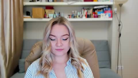 Snapshot of kara_smith_ chatting on 11.09.25 Kara. Off from 15th till 24th of December online show from 11.09.25