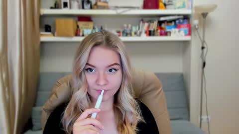 Snapshot of kara_smith_ chatting on 11.14.25 Kara. Off from 15th till 24th of December online show from 11.14.25