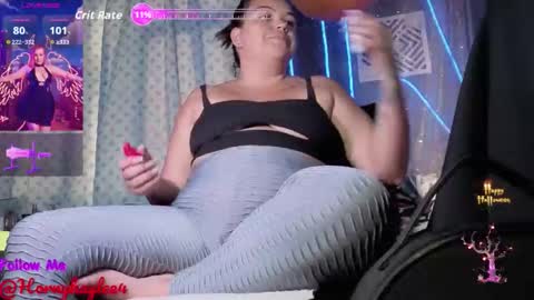 Snapshot of kareen_shantall chatting on 10.26.25 Kareen online show from 10.26.25