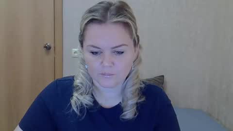 Snapshot of karennelsonx chatting on 05.13.26 karennelsonx online show from 05.13.26