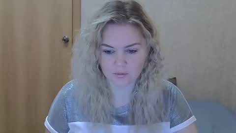 Snapshot of karennelsonx chatting on 05.17.26 karennelsonx online show from 05.17.26