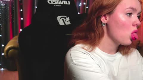 Snapshot of kari_lunna chatting on 12.29.24 Karoline online show from 12.29.24