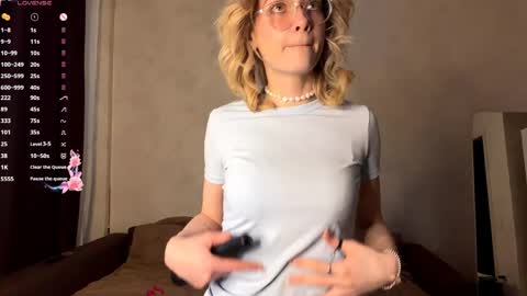 Snapshot of karlenegries chatting on 05.25.26 Olivia online show from 05.25.26