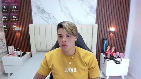 Snapshot of karolandluna chatting on 02.19.25 Karol and Luna online show from 02.19.25