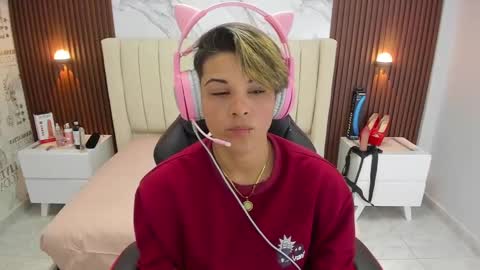 Snapshot of karolandluna chatting on 02.25.25 Karol and Luna online show from 02.25.25