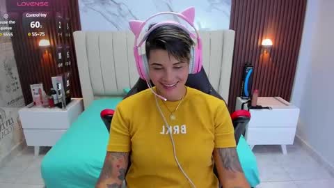 Snapshot of karolandluna chatting on 03.12.25 Karol and Luna online show from 03.12.25