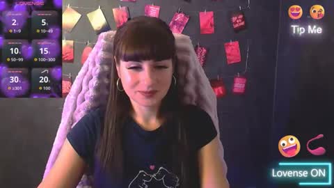 Snapshot of karolina_mia chatting on 10.16.25 Caroline online show from 10.16.25