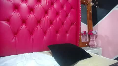 Snapshot of karoline_lov2 chatting on 02.14.25 karoline_lov2 online show from 02.14.25