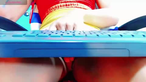 Snapshot of karoll_scoott chatting on 02.05.25 karol online show from 02.05.25