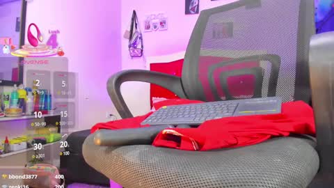 Snapshot of karoll_scoott chatting on 03.08.25 karol online show from 03.08.25