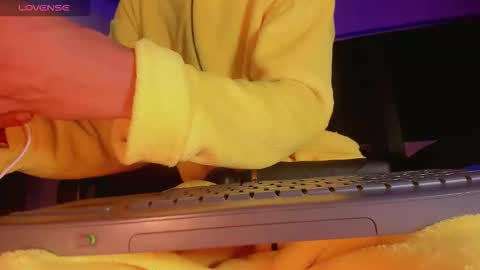 Snapshot of karoll_scoott chatting on 09.22.25 karol online show from 09.22.25