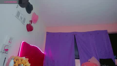 Snapshot of karoll_scoott chatting on 11.20.25 karol online show from 11.20.25