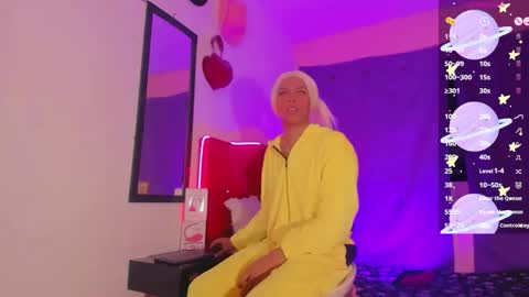 Snapshot of karoll_scoott chatting on 11.27.25 karol online show from 11.27.25