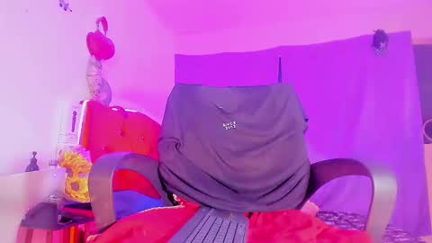 Snapshot of karoll_scoott chatting on 12.19.25 karol online show from 12.19.25