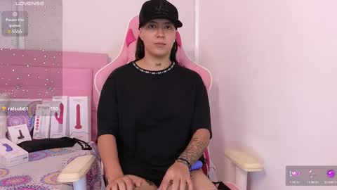 Snapshot of karollhorny chatting on 03.06.25 Karol online show from 03.06.25