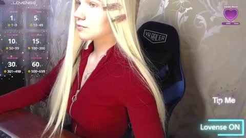 Snapshot of karolynafox chatting on 03.05.26 Caroline Fox online show from 03.05.26