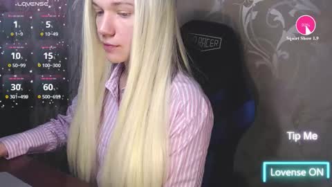 Snapshot of karolynafox chatting on 03.06.26 Caroline Fox online show from 03.06.26