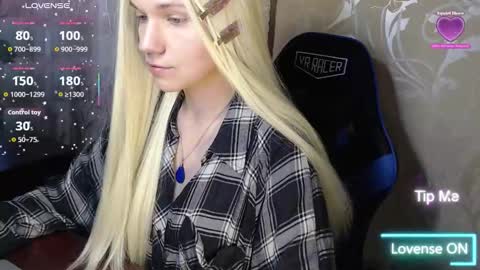 Snapshot of karolynafox chatting on 03.11.26 Caroline Fox online show from 03.11.26