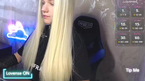 Snapshot of karolynafox chatting on 03.14.26 Caroline Fox online show from 03.14.26