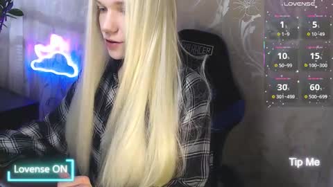Snapshot of karolynafox chatting on 03.15.26 Caroline Fox online show from 03.15.26