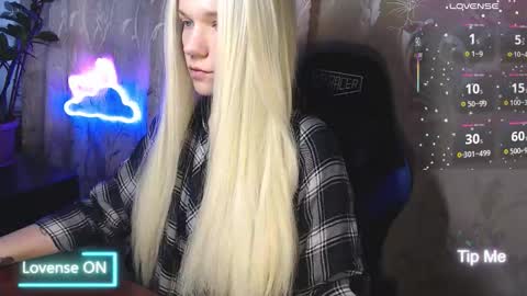 Snapshot of karolynafox chatting on 03.18.26 Caroline Fox online show from 03.18.26