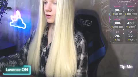 Snapshot of karolynafox chatting on 03.20.26 Caroline Fox online show from 03.20.26