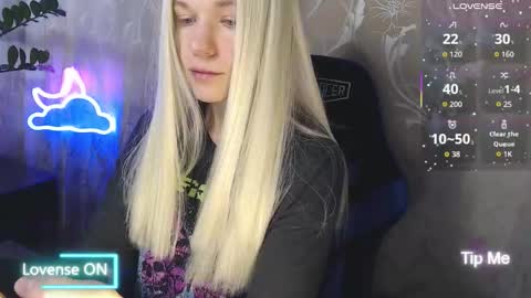 Snapshot of karolynafox chatting on 03.28.26 Caroline Fox online show from 03.28.26