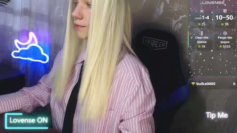 Snapshot of karolynafox chatting on 03.29.26 Caroline Fox online show from 03.29.26