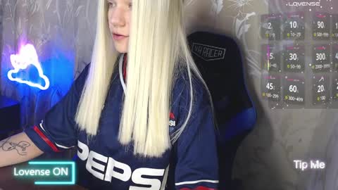 Snapshot of karolynafox chatting on 04.01.26 Caroline Fox online show from 04.01.26