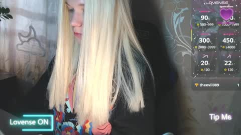 Snapshot of karolynafox chatting on 04.03.26 Caroline Fox online show from 04.03.26