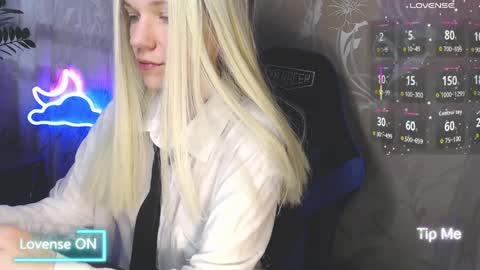 Snapshot of karolynafox chatting on 04.04.26 Caroline Fox online show from 04.04.26